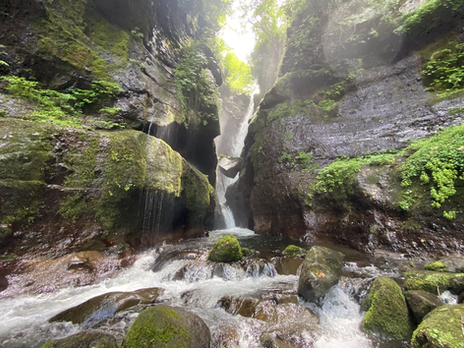 美滝を目指してシャワークライミング