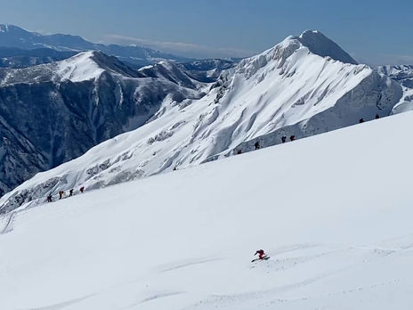 賑わいの谷川岳