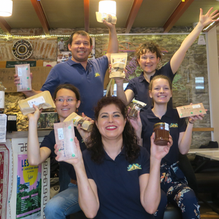 Nantes, France. CHOC-HOLA fabrique le chocolat à partir de la fève de cacao entière, sans graisse ajoutée, ni lécithine de soja, comme le faisaient à l'origine les Mayas.
L'équipe CHOC-HOLA importe ses fèves de cacao directement des producteurs Mexicains et Haïtiens, sans intermédiaire. Ce lien direct leur permet d'avoir des relations humaines fortes et de rémunérer les producteurs au prix juste.