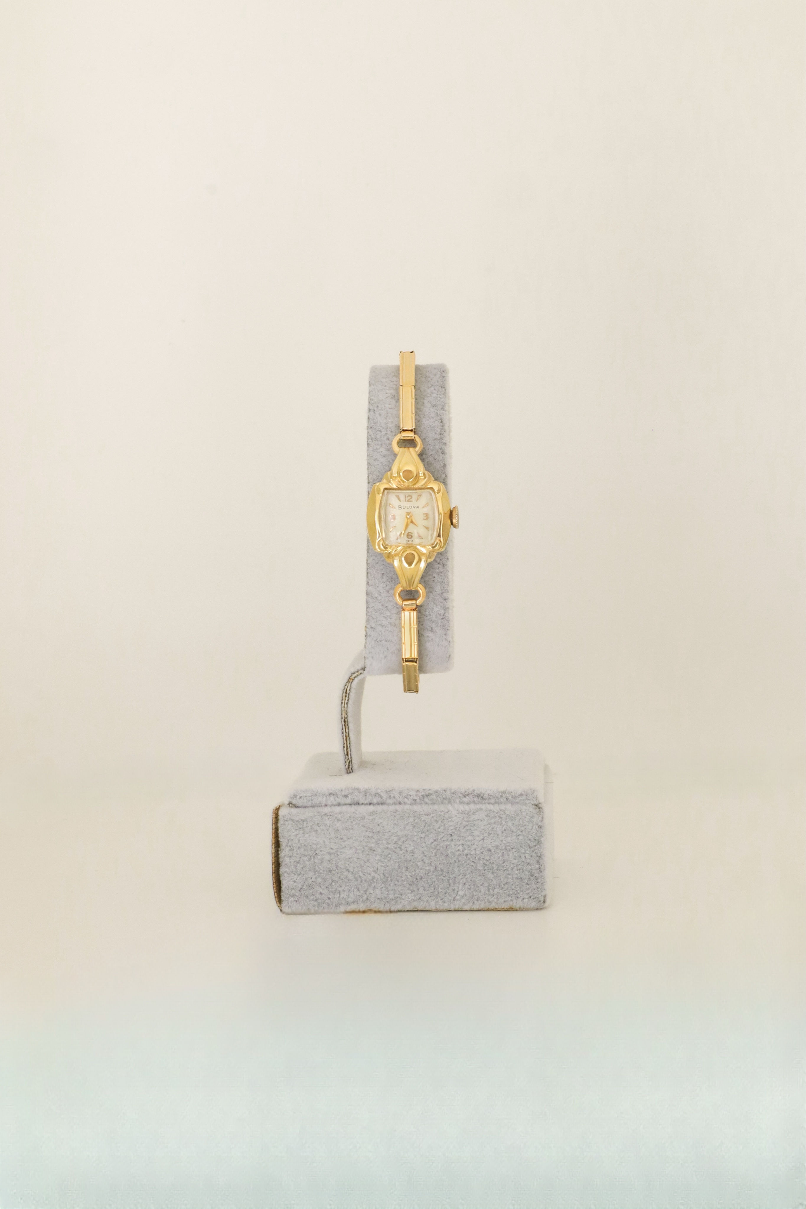 Bulova – Zarif Detaylı 1950’ler Kurmalı Antika Saat