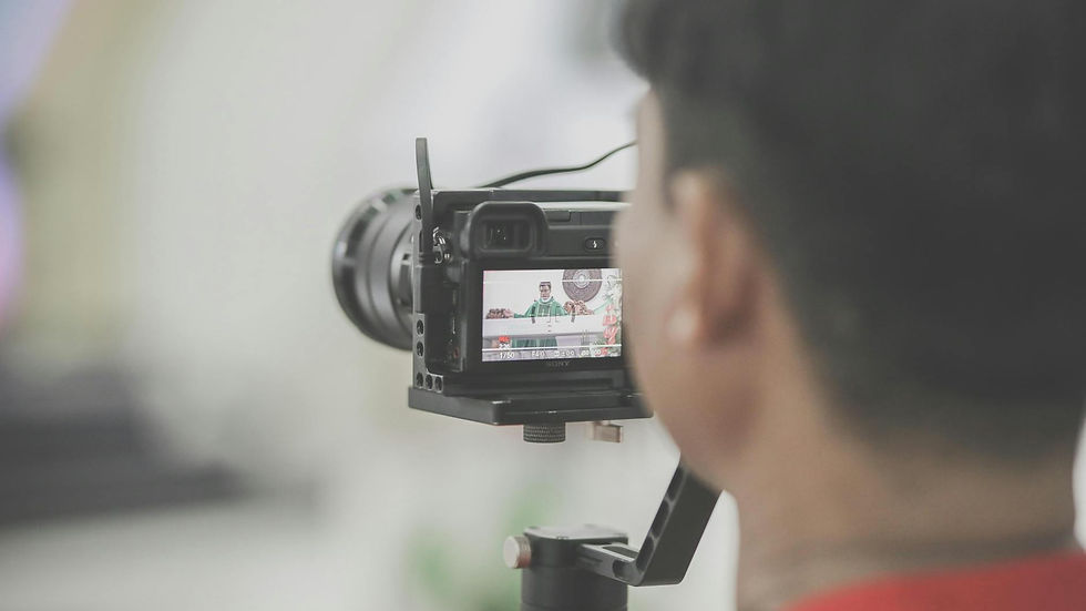 Fotógrafo captura evento ao vivo com câmera profissional, essencial para lives interativas e engajamento digital.