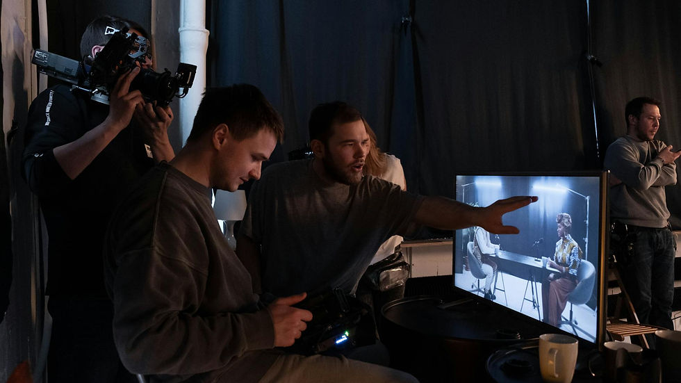 Produção audiovisual cinema brasileiro: equipe em estúdio gravando, monitorando telas, refletindo tendências atuais.