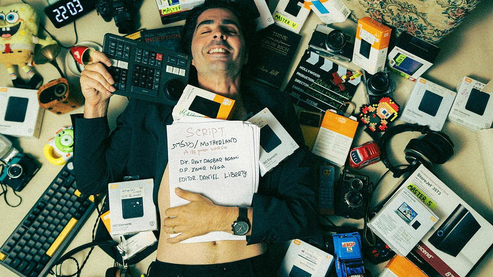 Homem criativo em ambiente de edição audiovisual, explorando o futuro do streaming e novas fronteiras.