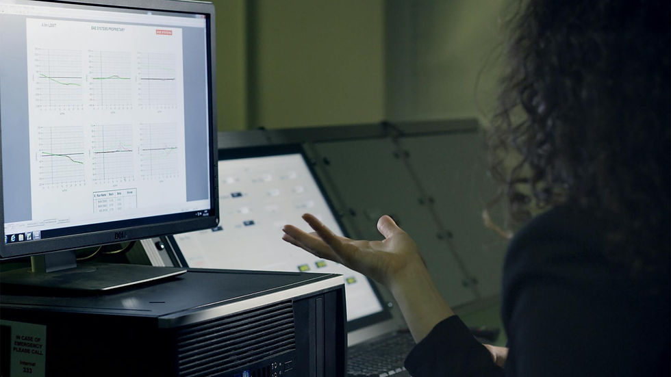 Mulher analisando dados em tela para pesquisa em produção audiovisual e VFX, pós-produção.