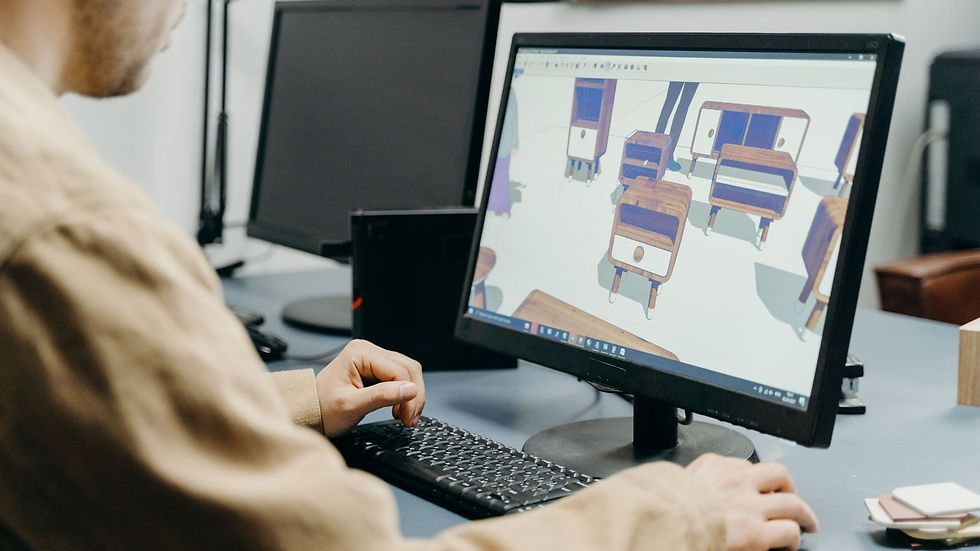 Designer 3D modela móveis em computador, mostrando potencial de VFX e animação para comunicação visual.