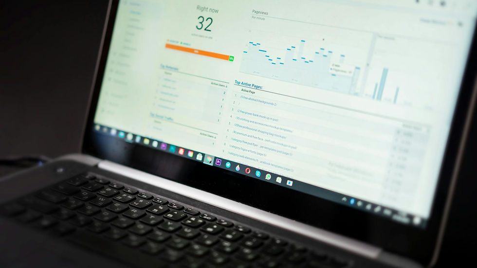 Análise de métricas Instagram Reels em dashboard de laptop para otimizar performance e engajamento.