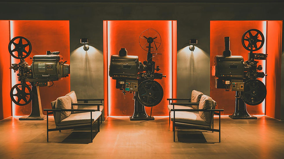 Sala de cinema retrô com projetores antigos inspira narrativa visual e história do cinema.