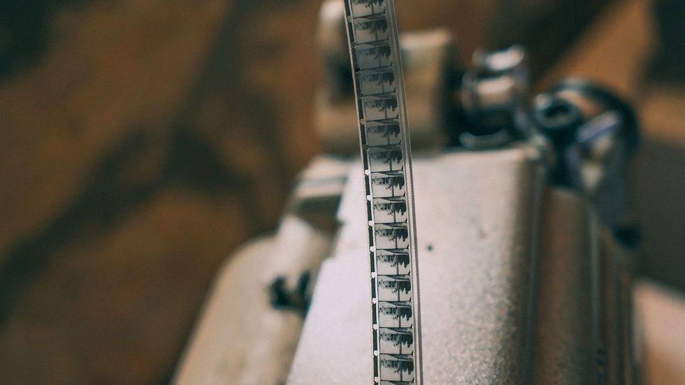 Fita de filme vintage em projetor, simbolizando a importância dos festivais para o cinema brasileiro e produção audiovisual.