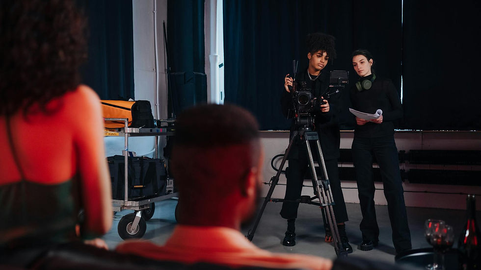 Equipe de produção audiovisual em set, capturando cenas para o cinema independente em 2026.