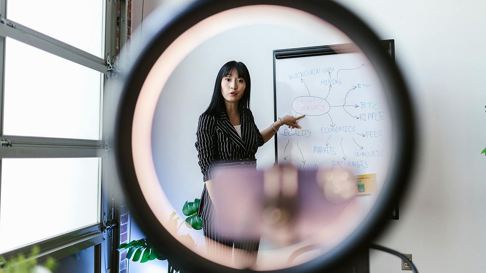 Mulher asiática explica blockchain com VFX, animação corporativa e motion graphics para comunicação empresarial.