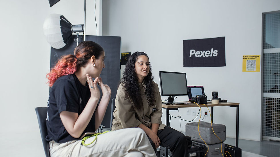 Mulheres colaboram em estúdio de fotografia corporativa, destacando marketing visual e identidade visual.