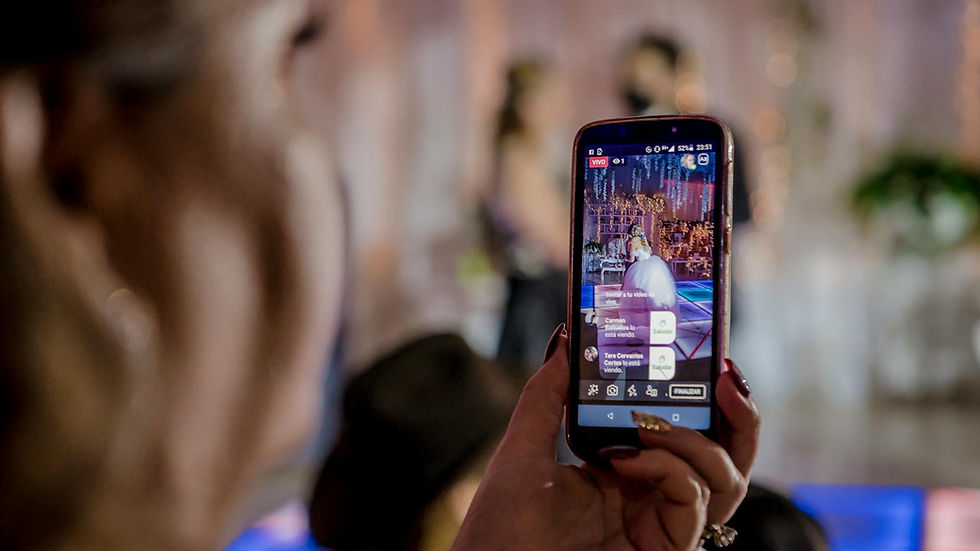 Mulher grava live streaming de evento ao vivo com smartphone para engajamento em vídeo marketing.