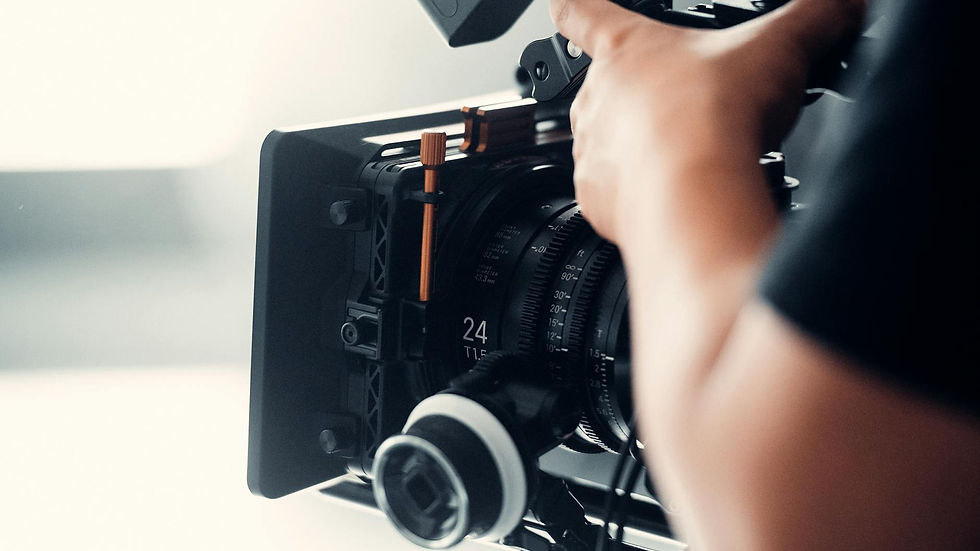 Câmera profissional em filmagem de evento, crucial no planejamento de produção audiovisual para vídeo marketing.