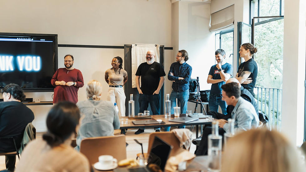 Equipe colaborativa em apresentação interativa, essencial para vídeo institucional de alto impacto em 2026.