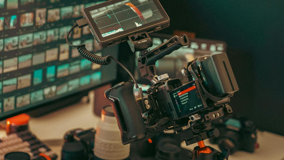 Câmera profissional com lentes e monitor para produção audiovisual e filmagem em 2026.