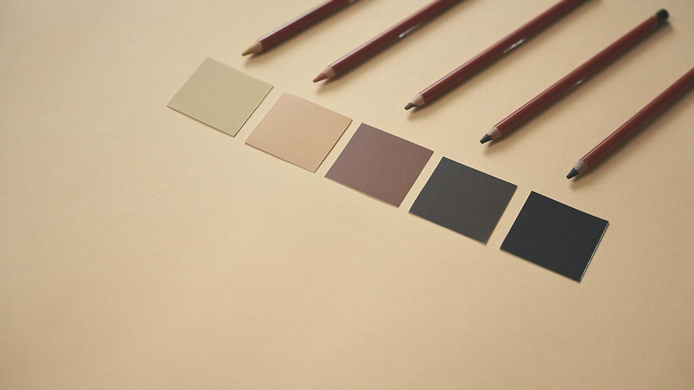 Paleta de cores e lápis inspiram narrativa visual no cinema, evocando pintura e design.