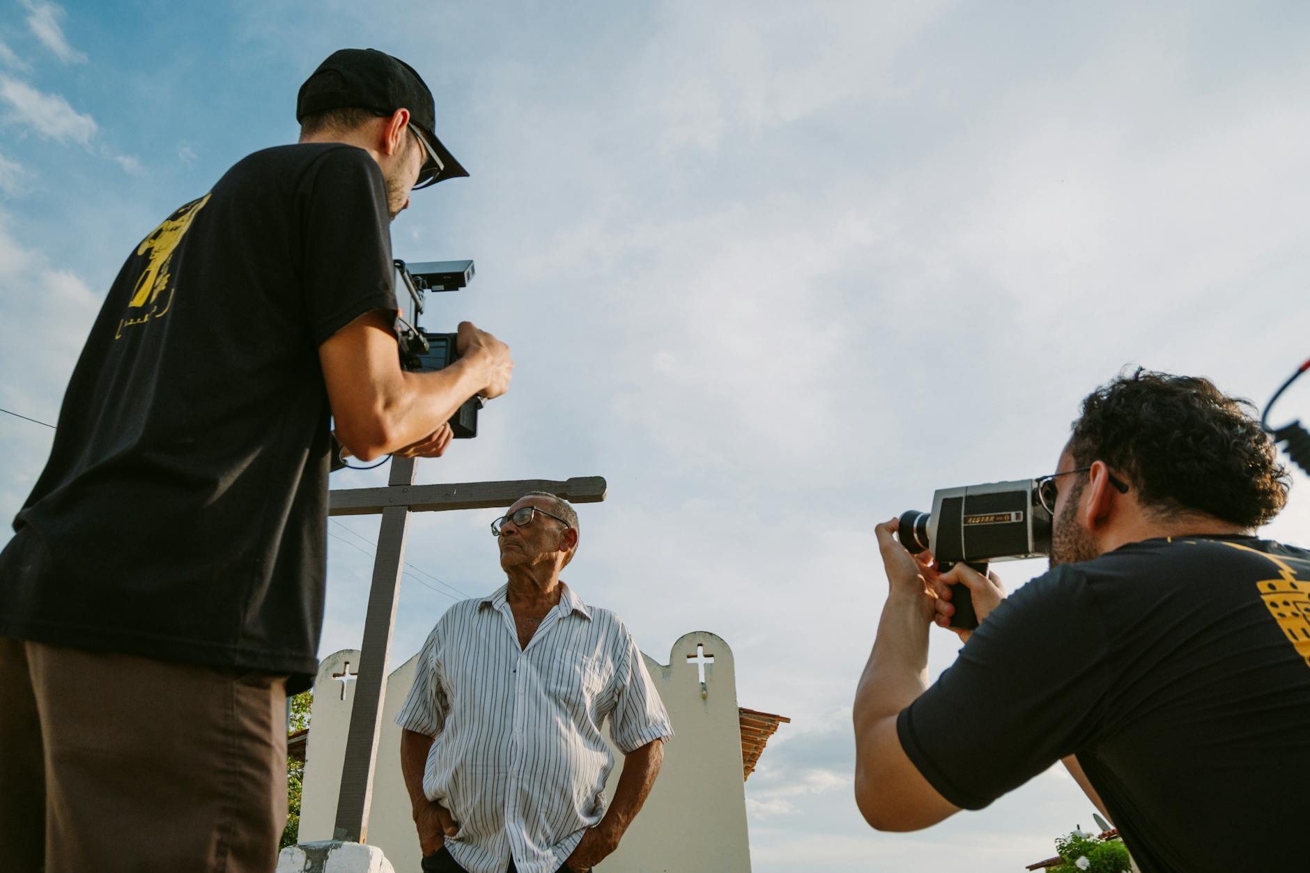 Cineastas registram homem idoso em cenário externo, simbolizando fomento ao cinema brasileiro e políticas públicas para au...