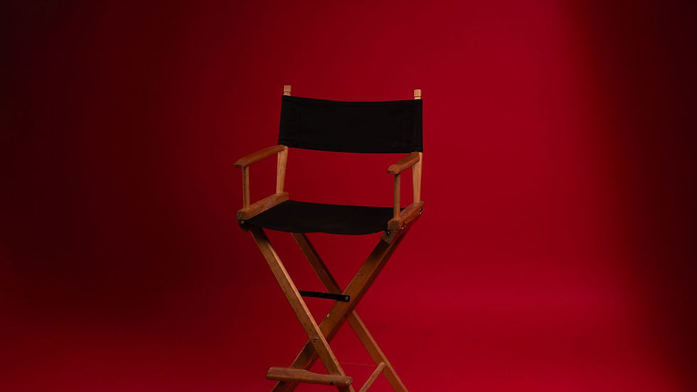 Cadeira de diretor vermelha: símbolo da autoridade e produção audiovisual no cinema brasileiro.