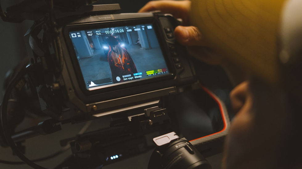 Câmera profissional filma cena para análise profunda de filmes e storytelling