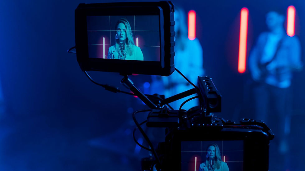 Mulher cantando em produção de vídeo institucional, focada em ROI e marketing digital.