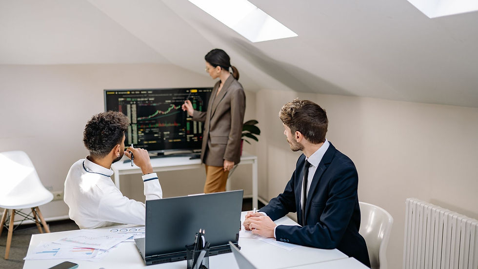 Profissionais analisam tendências de mercado audiovisual e editais em escritório, 2026