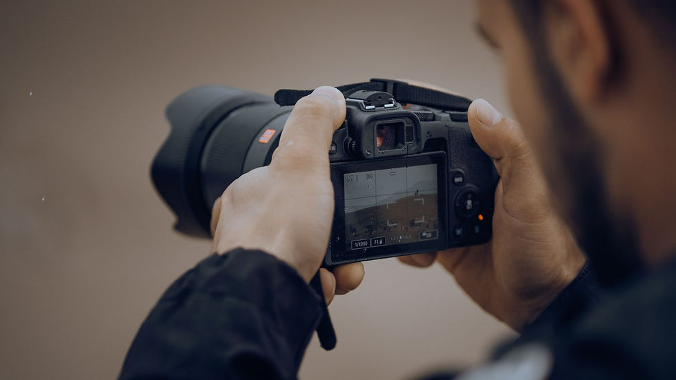 Fotógrafo ajusta IA em câmera digital, explorando nova fronteira da produção audiovisual.