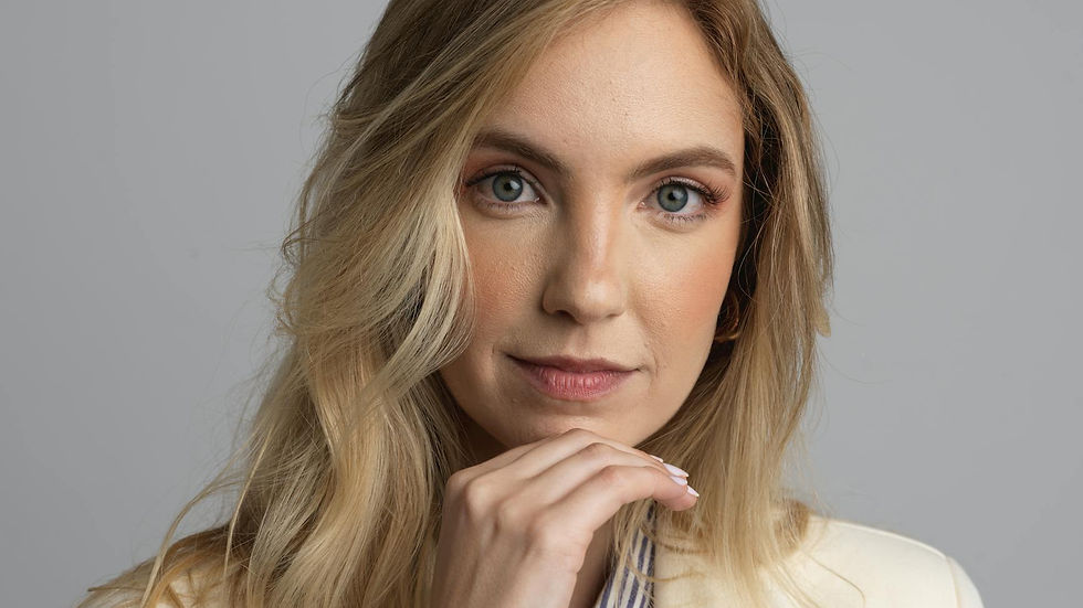 Profissionalismo em fotografia corporativa: mulher de blazer em ensaio para imagem de marca.