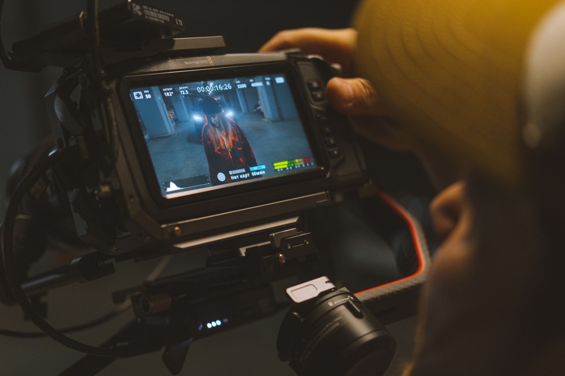 Câmera profissional filma cena de cinema, tecnologia e IA para produção audiovisual criativa em 2026.