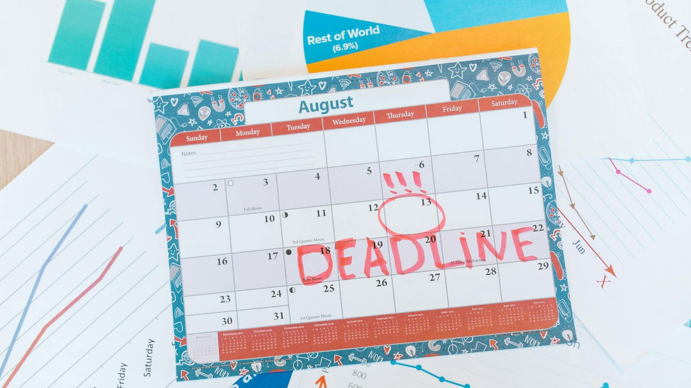 Calendário agosto, planejamento conteúdo YouTube empresarial com gráficos. Vídeo marketing, produção.