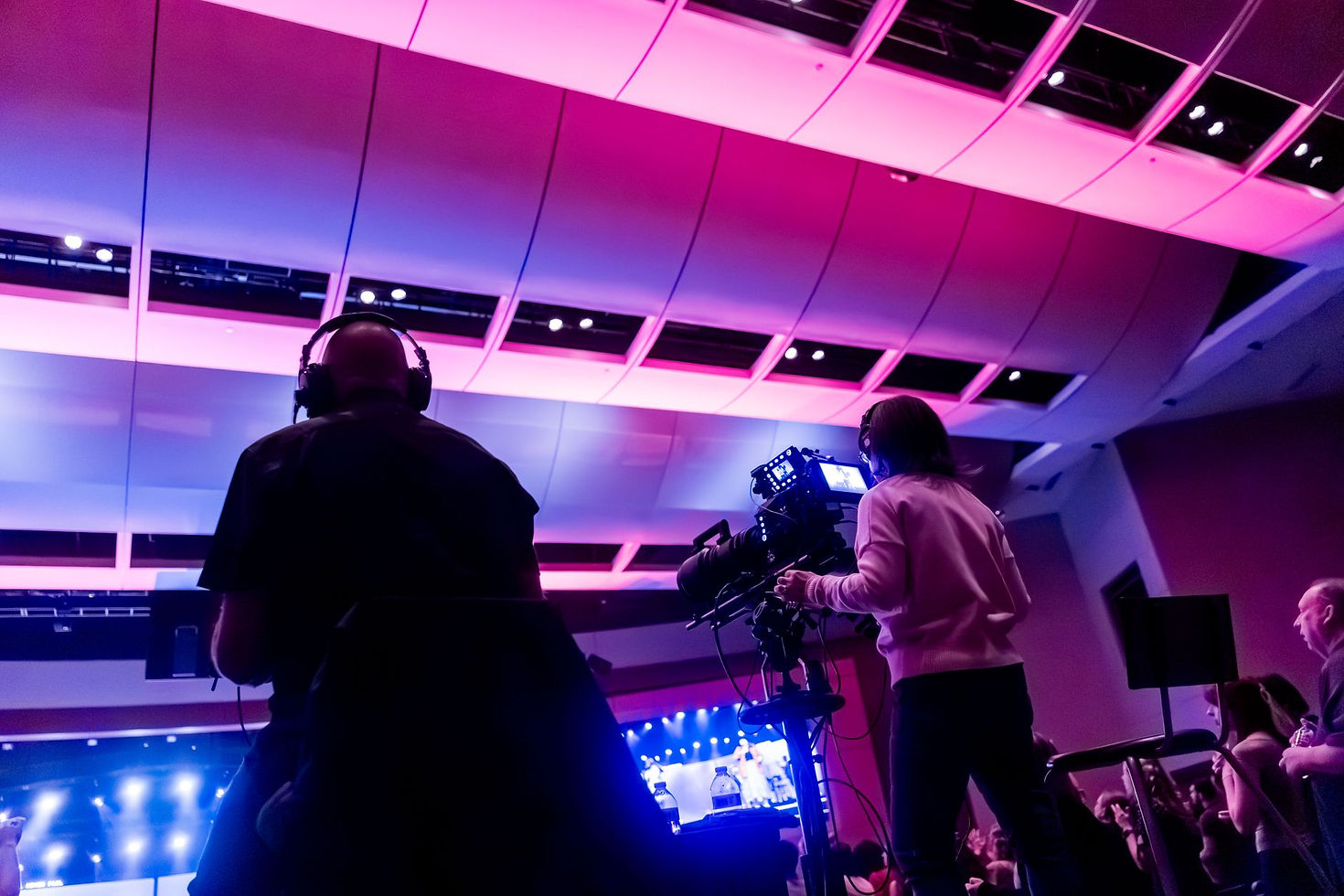 Equipe filma evento: planejamento audiovisual e cobertura profissional para ROI do seu vídeo marketing.