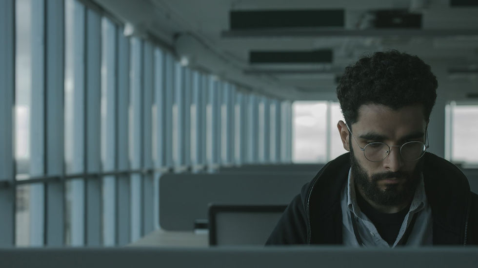 Fotografia corporativa: homem de óculos em escritório moderno, fortalecendo identidade visual e marketing visual.
