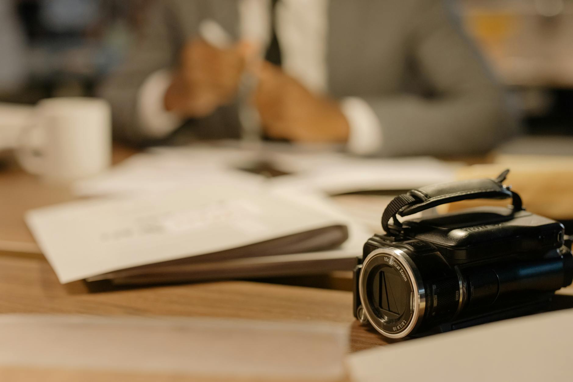 Vídeo institucional: camcorder em escritório foca em métricas para sucesso de vídeos empresariais e ROI