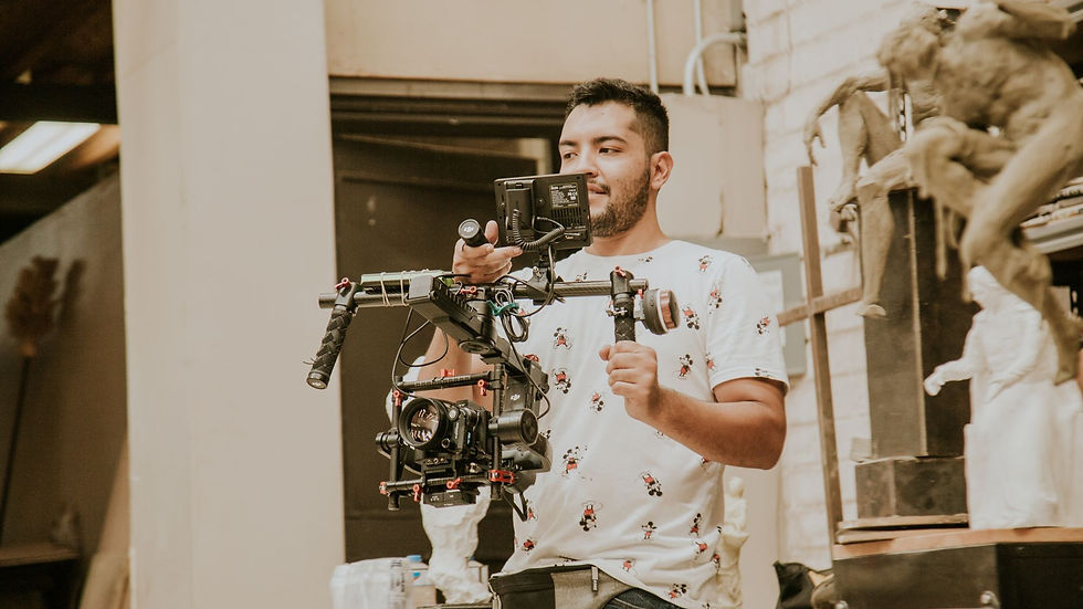 Cinegrafista filma bastidores do cinema brasileiro com estabilizador profissional, destacando produção audiovisual e desaf...