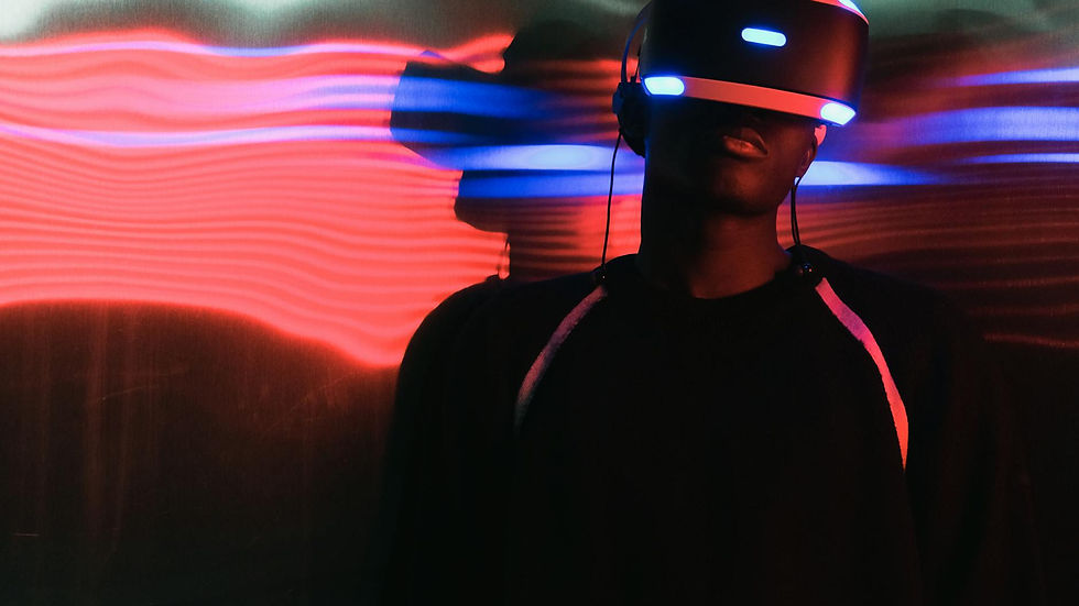 VFX em vídeos corporativos: pessoa com headset VR imersa em narrativa visual digital, destacando inovação.