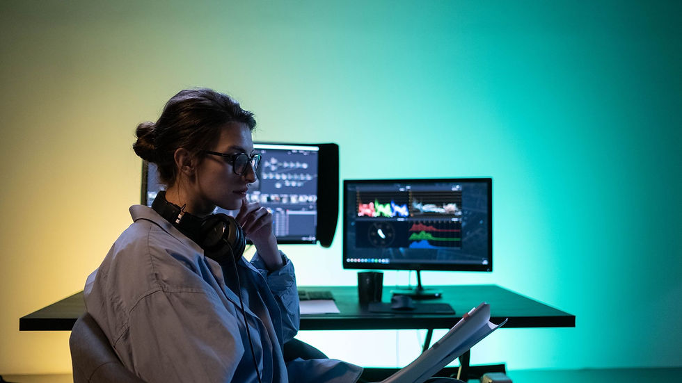 Mulher edita vídeo Reels para negócios em escritório moderno, otimizando produção audiovisual e vídeo marketing.