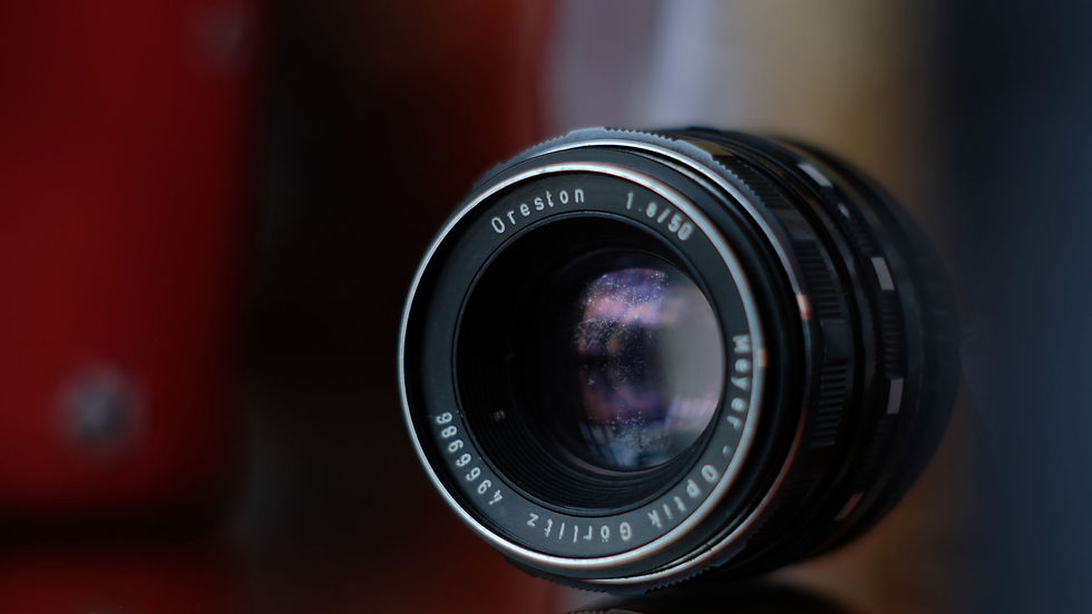 Lente anamórfica vintage com reflexos de cores, detalhe essencial na produção independente de cinema em 2026.