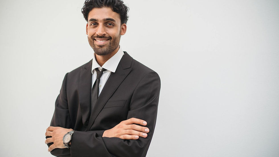 Jovem executivo em terno preto para fotografia corporativa profissional e branding visual.