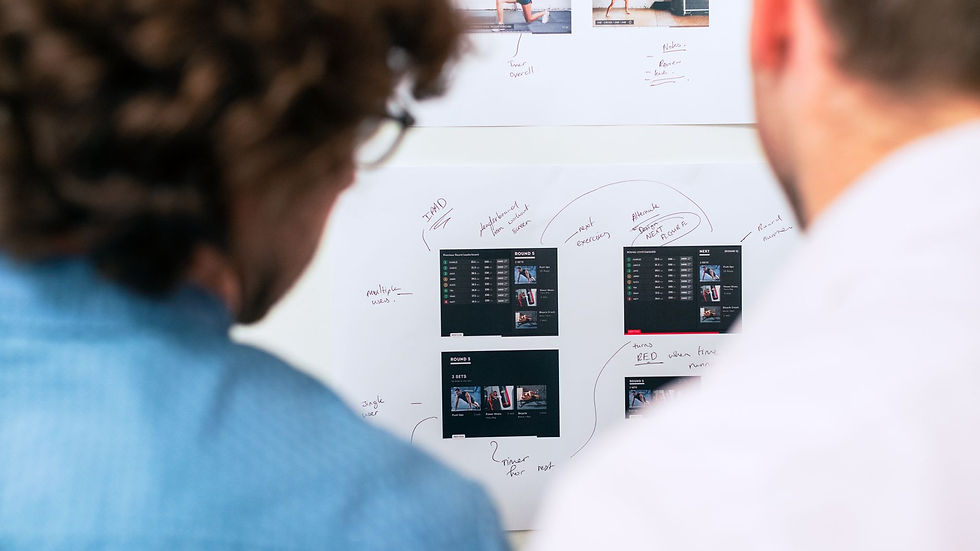 Profissionais discutindo roteiro com IA em quadro branco, otimizando storytelling e produção audiovisual.