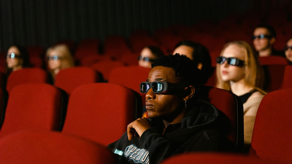 Multidão assistindo cinema brasileiro com óculos 3D, refletindo o futuro em novas experiências audiovisuais.