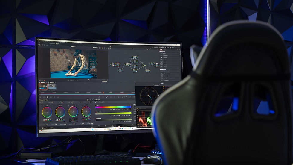 Monitor curvo com software de edição de vídeo: IA na produção audiovisual brasileira.