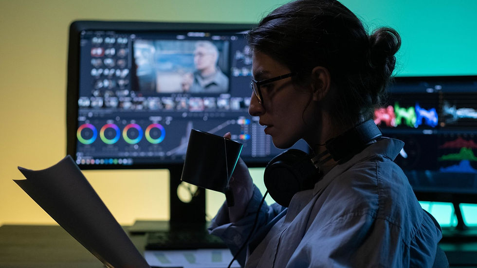 Editor focado em estúdio moderno, usando storytelling em anúncios para criar roteiro e vídeo marketing impactante.