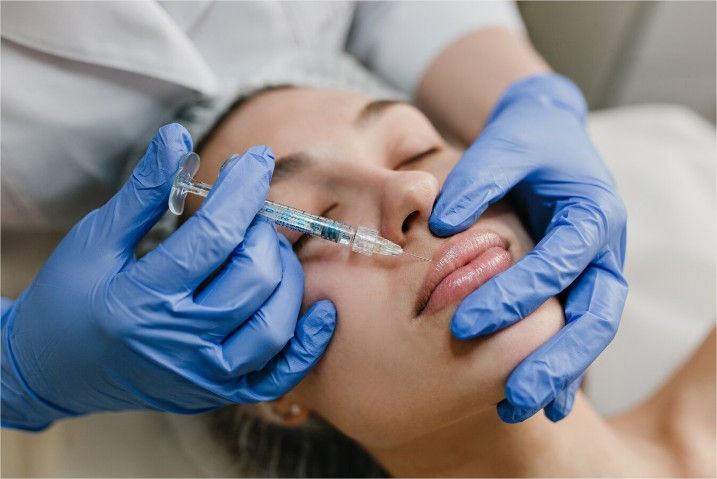 Tratamento de Botox para reduzir rugas e linhas de expressão, proporcionando uma aparência mais suave e rejuvenescida.