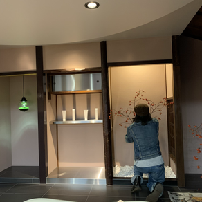 床の間のスペースにお花を生けてもらいました　京都 四条堀川 四条大宮 四条烏丸 大人 プライベート 町家 ヘッドスパ 美容室 ONE&ONLY