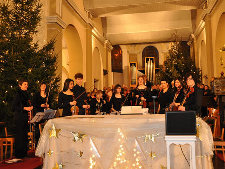 Toen 2012 gestaag de oogjes sloot, brachten onze violisten Kerstsfeer in heel de provincie!