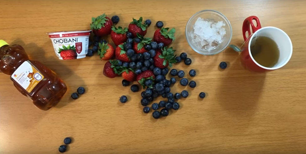 honey, greek yogurt, berries, ice, green tea