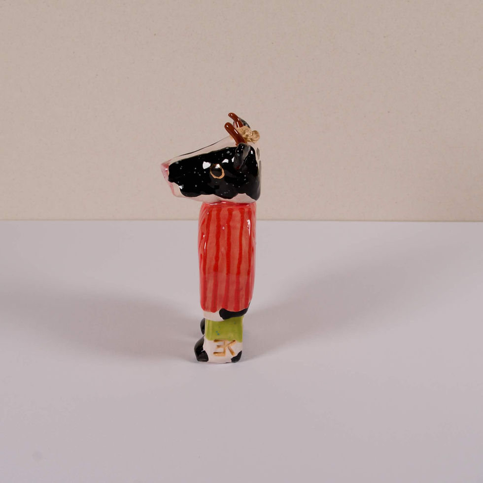 Miniaturbild: Künstlerische Skulptur einer seltsamen Figur mit rotem Anzug, NAWALLI - Nanci, seltsam.