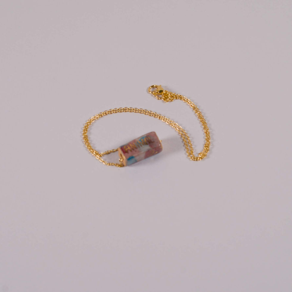 Miniaturbild: Goldkette mit Anhänger, Stein und Kette auf weißem Hintergrund.