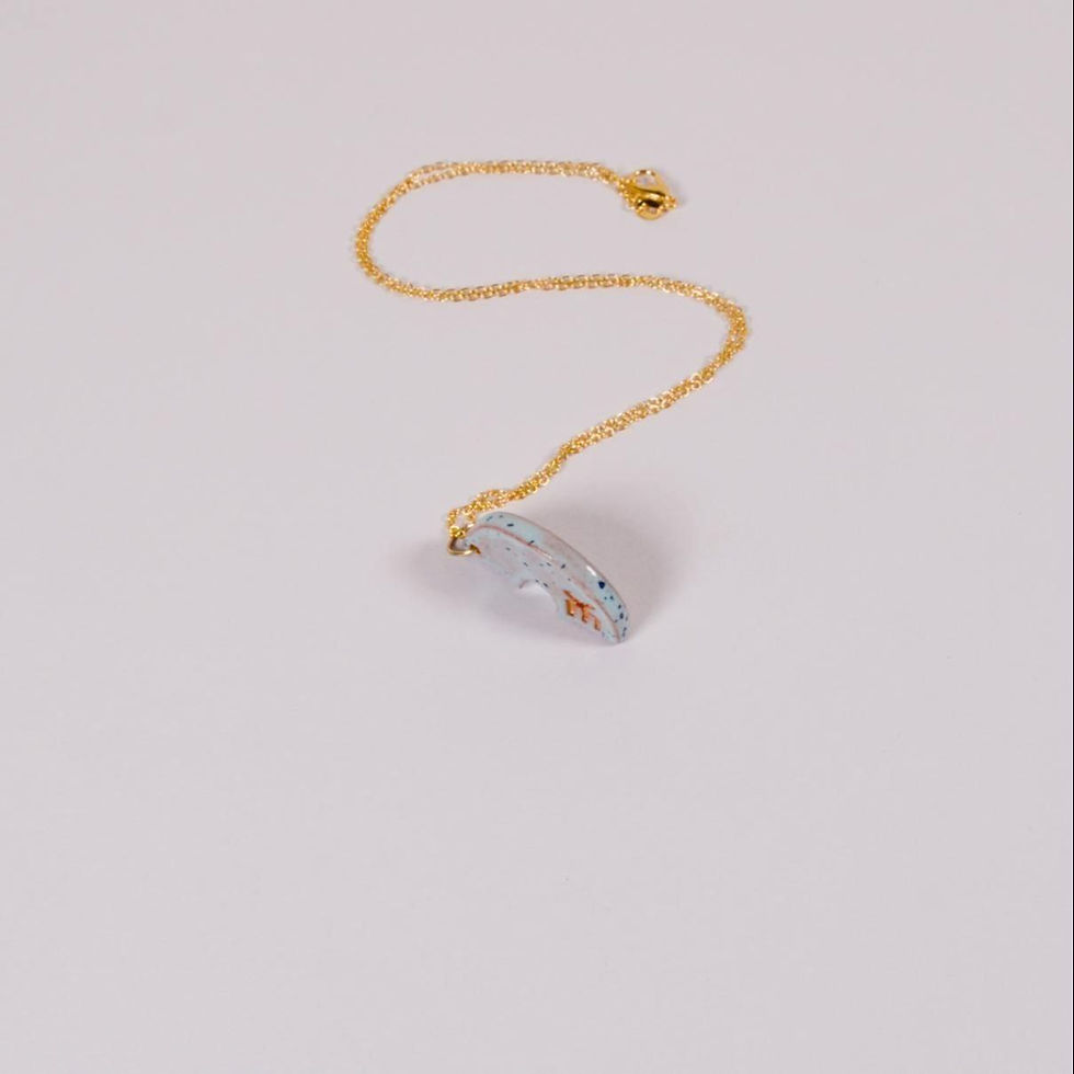 Miniaturbild: Goldkette mit blauem Anhänger auf weißem Hintergrund, NAWALLI - Nanci.