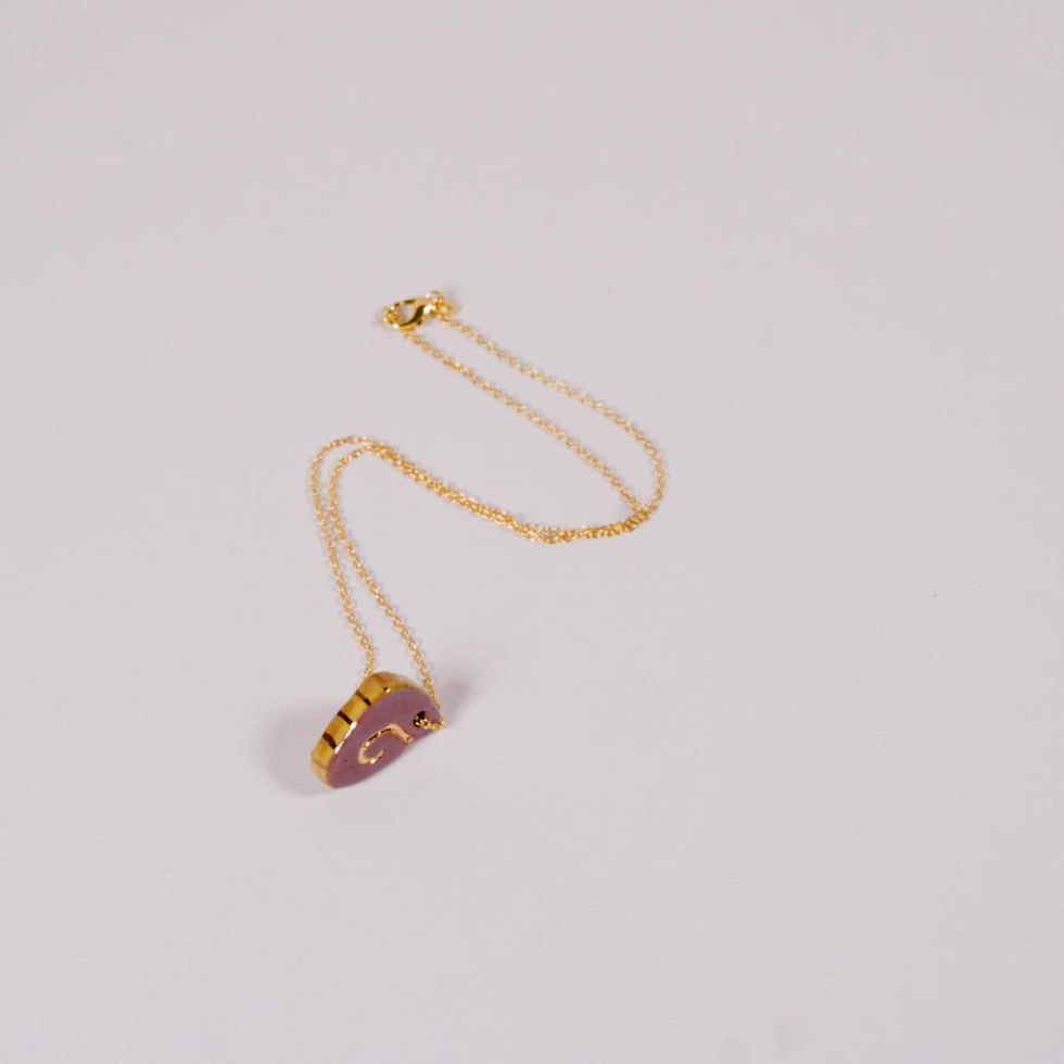 Miniaturbild: Goldene Halskette mit einem Anhänger in Form eines rosa Halbmonds.