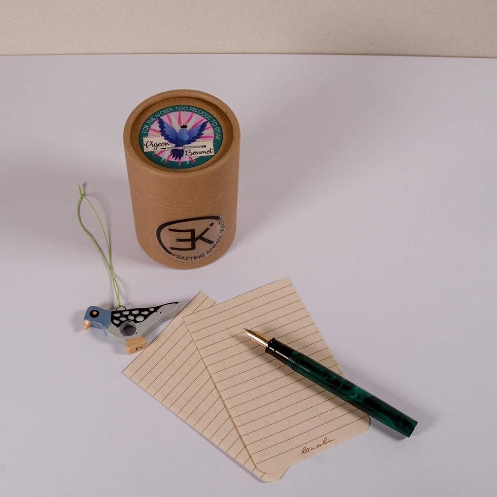 Miniaturbild: Stift, Notizkarten, Dose und Anhänger mit Logo auf einer weißen Oberfläche.
